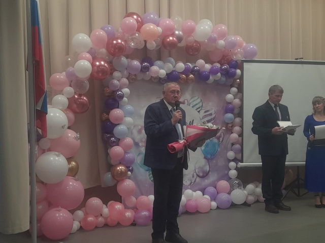 Поздравление депутатов районной Думы с юбилейными датами образовательных учреждений района  и вручение Почётных грамот