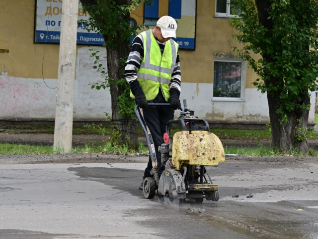 В Тайшете продолжается ремонт дорог