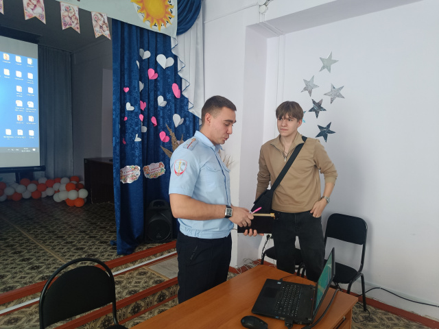 В Тайшете сотрудники ОМВД провели лекцию по профилактике буллинга и антиобщественных действий несовершеннолетних