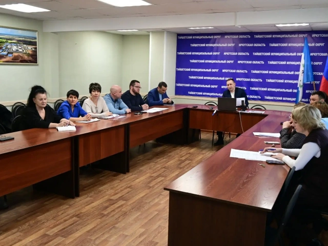 Вчера глава Тайшетского округа Александр Кузин провел  заседание общественной комиссии по реализации программы «Комфортная городская среда».  