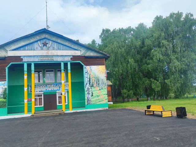 В рамках реализации инициативных проектов жителей Иркутской области «Есть решение!» завершены работы по благоустройству территории, прилегающей к МКУК «Березовский СДК» с.Березовка