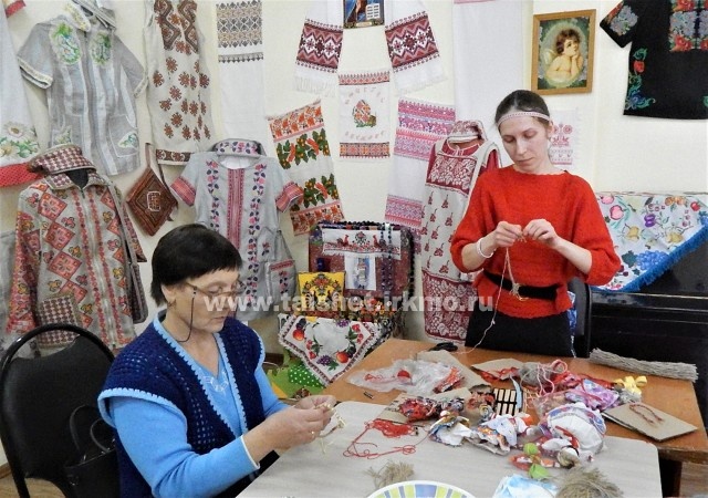 В районном краеведческом музее прошел мастер класс по изготовлению обрядовой куклы -Козы